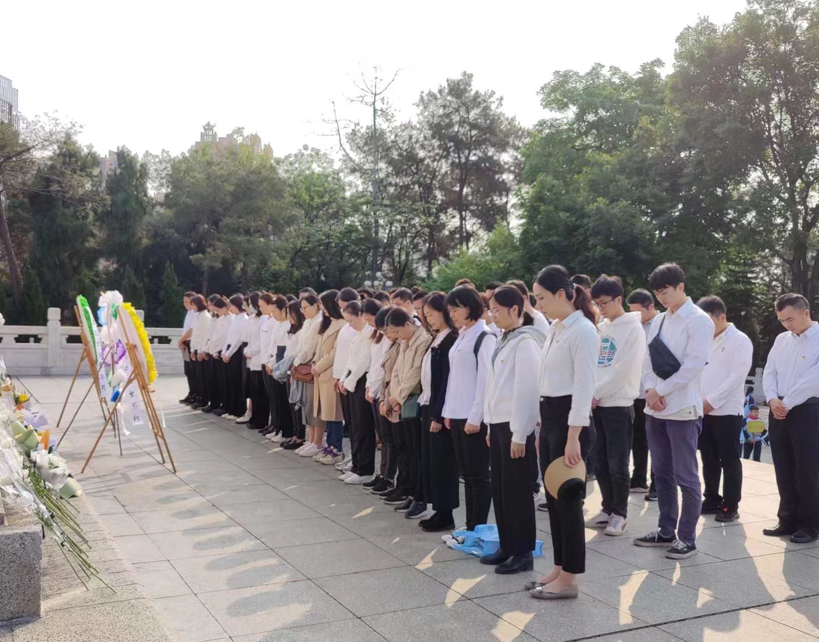 市排水公司黨總支、南寧建康環(huán)保公司黨支部開展“緬懷革命先烈，賡續(xù)紅色基因”聯(lián)合主題黨日活動
