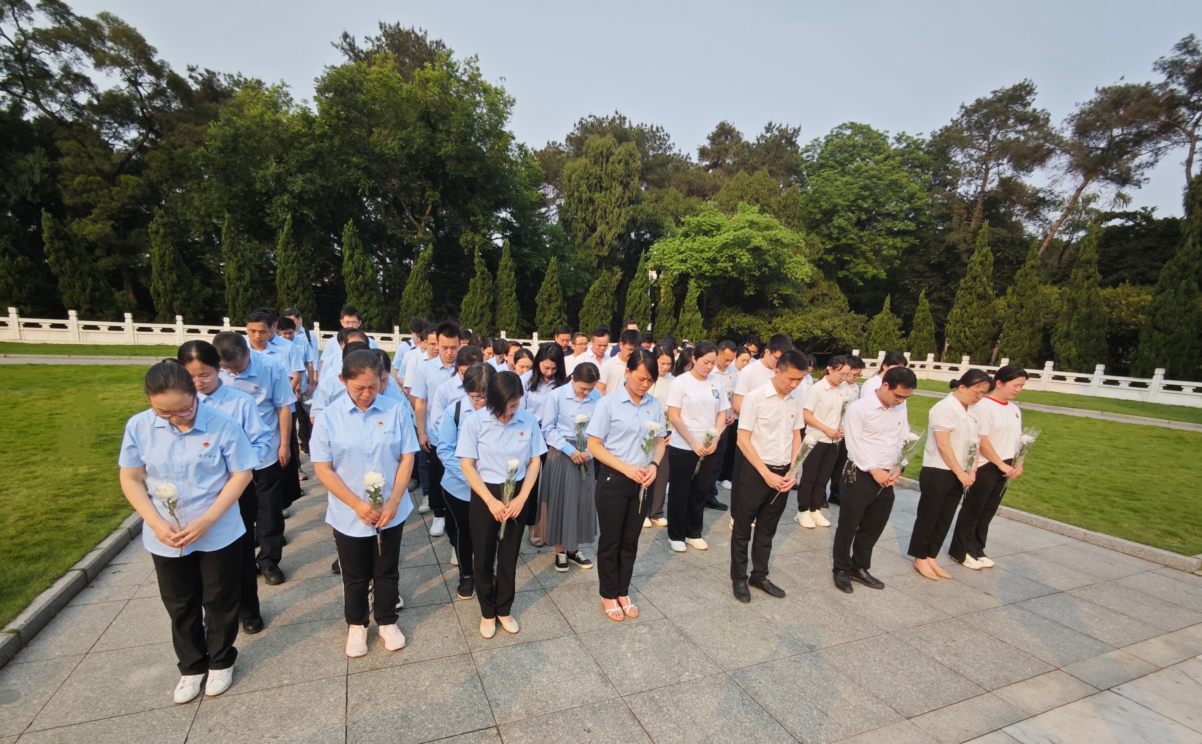市排水公司黨總支、南寧建康環(huán)保公司黨支部 聯(lián)合開展“學(xué)黨史憶英烈 祭忠魂守初心” 主題黨日活動