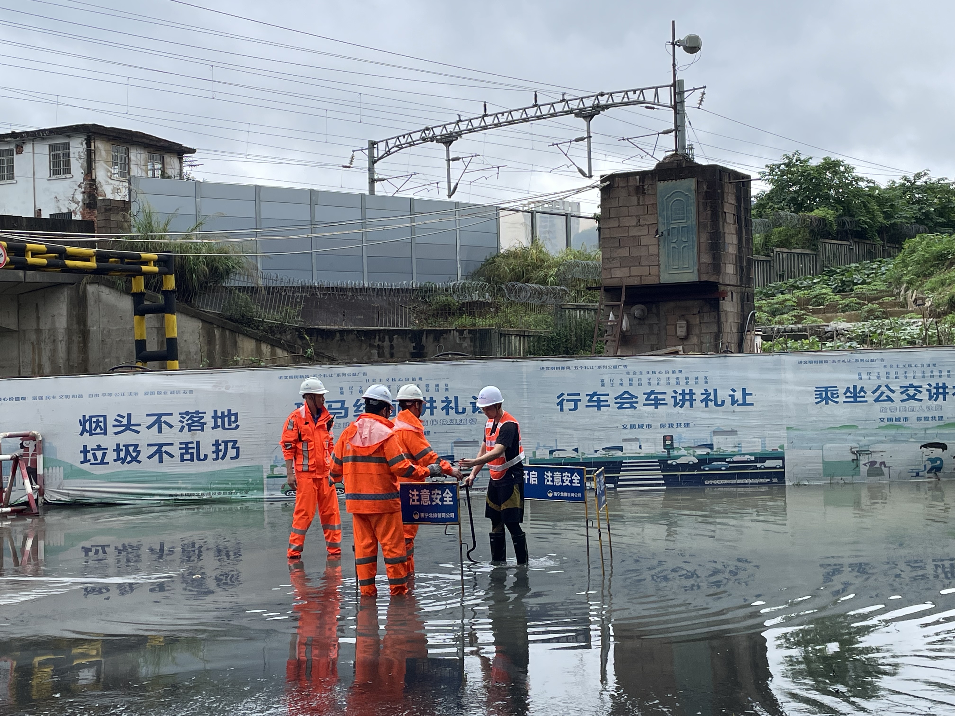積極應對強降雨，市排水公司連夜出擊排水搶險